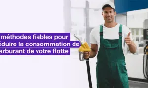 Un employé souriant avec une pompe à carburant, prêt à vous aider à réduire combien de litre diesel pour 100 km en moyenne.