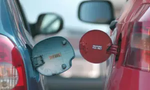 Bouchons de réservoir ouverts. L'un indique "DIESEL", l'autre "UNLEADED FUEL ONLY". Une image qui fait réfléchir sur la durée de vie moteur diesel.