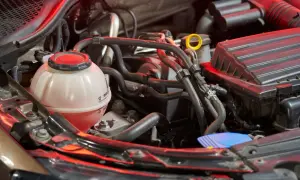 Réservoir de liquide de refroidissement bas, signe d'un symptôme de mauvaise purge liquide refroidissement. Le moteur est éclairé en rouge.