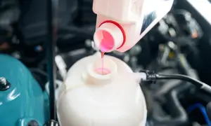 Remplissage du réservoir d'expansion avec du liquide de refroidissement rose. Ce liquide de refroidissement rose pour quelle voiture ?
