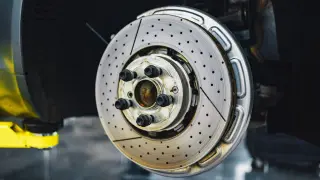Disque de frein perforé, prêt à siffler. Un frein qui siffle peut indiquer un besoin de maintenance.