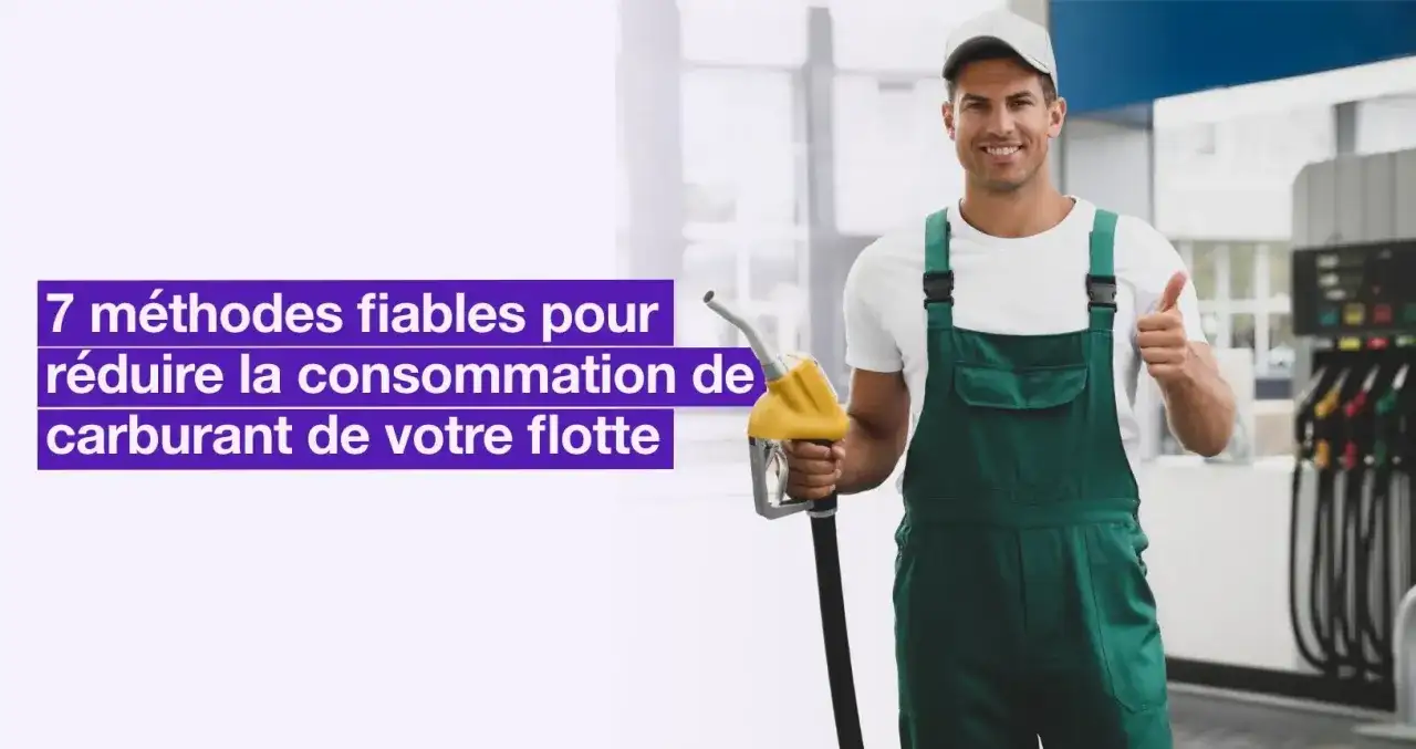 Un employé souriant avec une pompe à carburant, prêt à vous aider à réduire combien de litre diesel pour 100 km en moyenne.