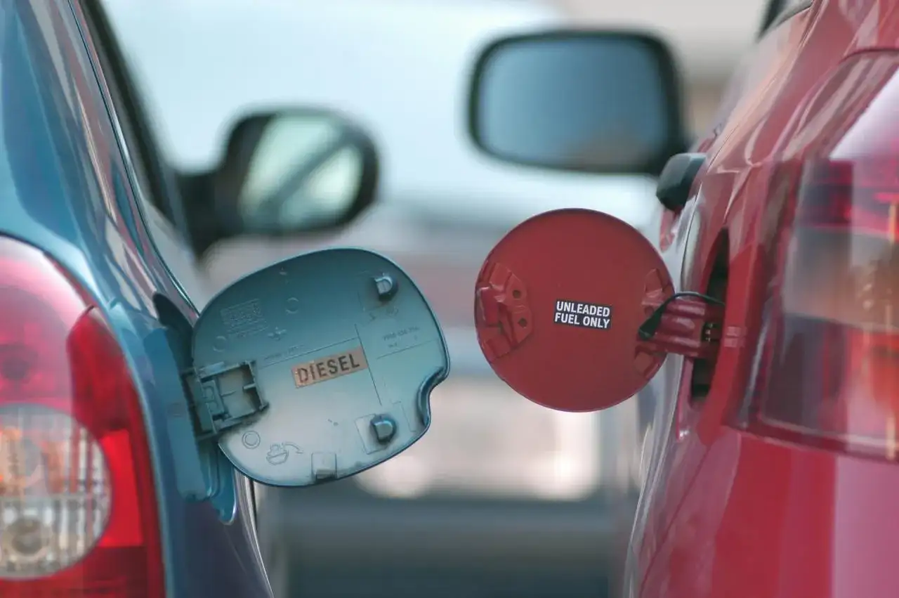 Bouchons de réservoir ouverts. L'un indique "DIESEL", l'autre "UNLEADED FUEL ONLY". Une image qui fait réfléchir sur la durée de vie moteur diesel.