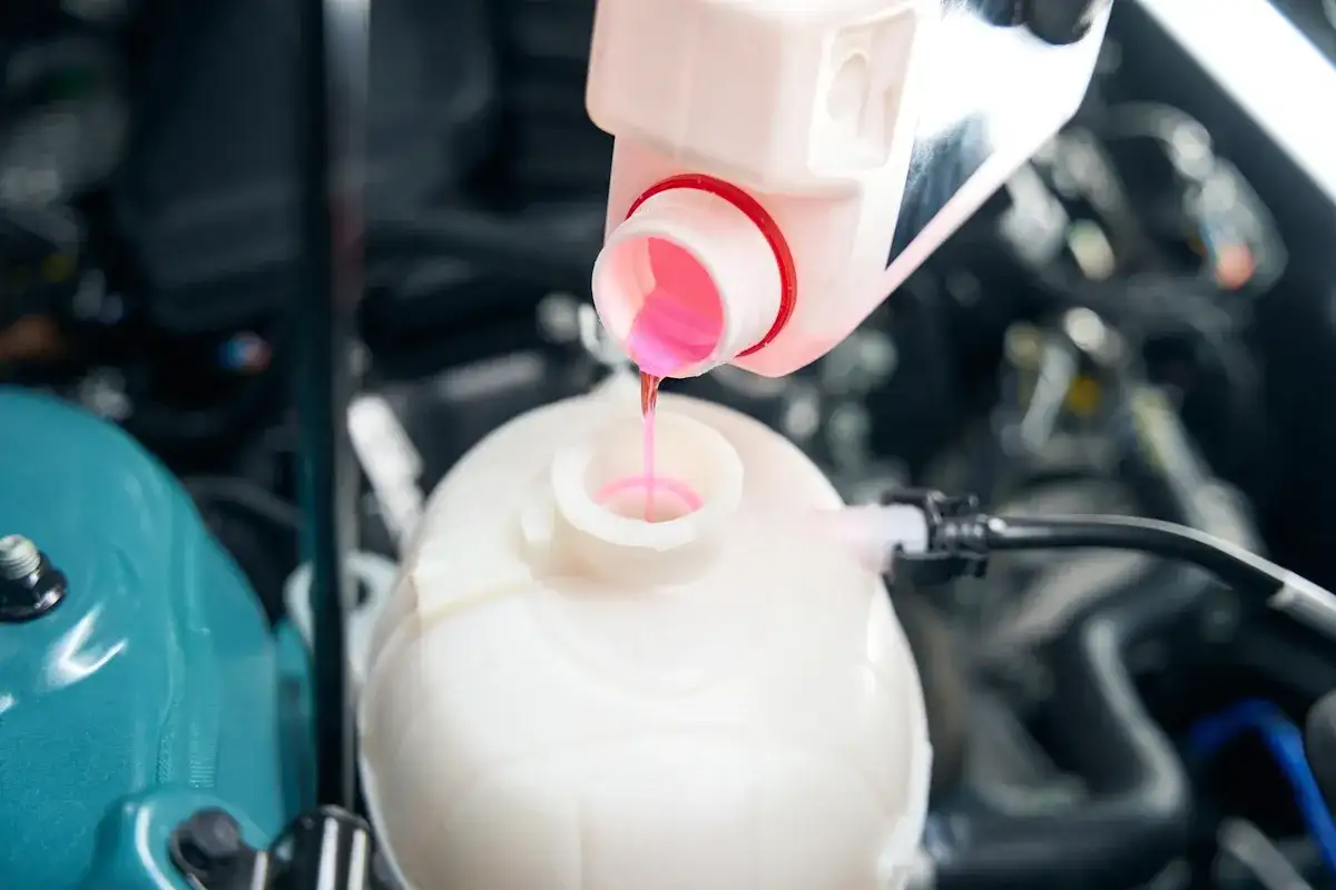 Remplissage du réservoir d'expansion avec du liquide de refroidissement rose. Le liquide de refroidissement G12 est-il adapté à votre voiture ?