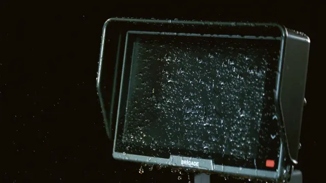 Un tableau des IP sous une pluie battante, les gouttes ruissellent sur l'écran.